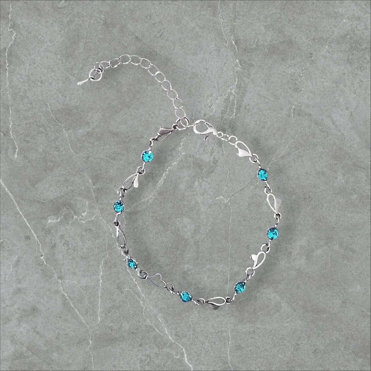 Pulseira prateada enfeitada com pedras azuis de cristal em aço inoxidável ajustável Nova – photo 4